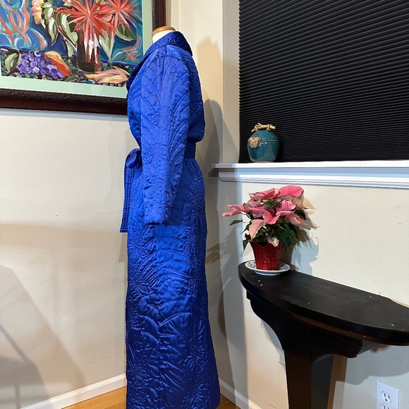 1970s Glamorous Royal Blue Iris Quilted Robe/ Housecoat or Evening Coat - Med - Picture 3 of 11